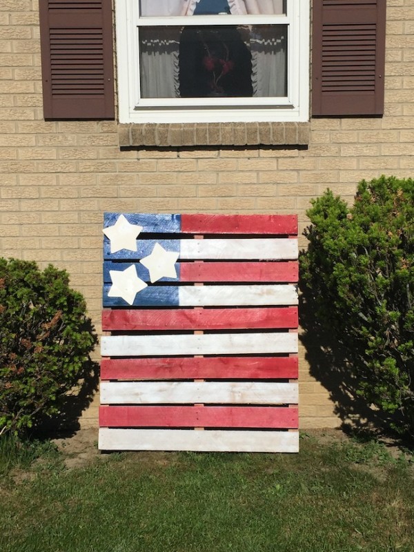 One thing that helps me to relax is doing crafts. Making a DIY 4th of July Pallet Flag wouldn't take me that long. I had some help from hubby & Snapple Tea.