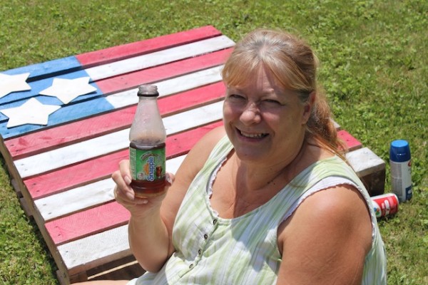 One thing that helps me to relax is doing crafts. Making a DIY 4th of July Pallet Flag wouldn't take me that long. I had some help from hubby & Snapple Tea.