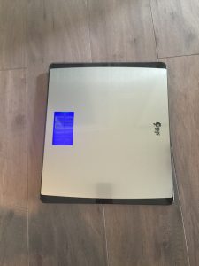 With it's large 3.7 inch lighted LED display, the digital scale is easy to read day or night. It has a glass base & a platform that resists fingerprints.