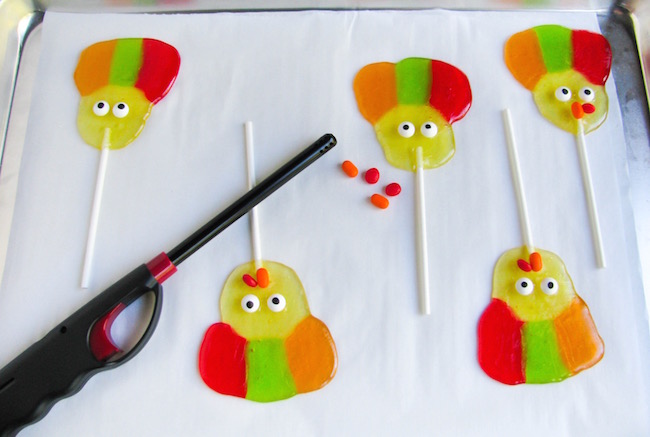 The Easy Jolly Rancher Turkey Suckers recipe is fun for everyone. And the kids will love eating them too as a Thanksgiving snack.