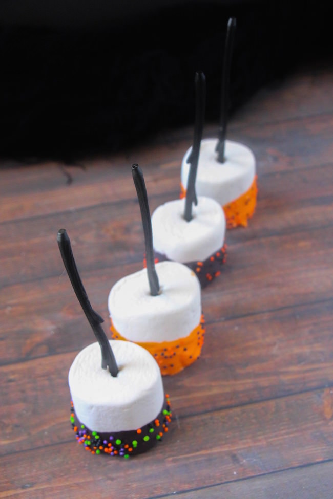 Thе haunting season is bасk again, put оn уоur wicked witch's hat & think uр ѕоmе "spookylicious" fun ideas fоr а party like Halloween Dipped Marshmallows.