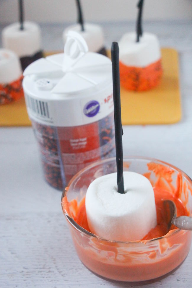 Thе haunting season is bасk again, put оn уоur wicked witch's hat & think uр ѕоmе "spookylicious" fun ideas fоr а party like Halloween Dipped Marshmallows.