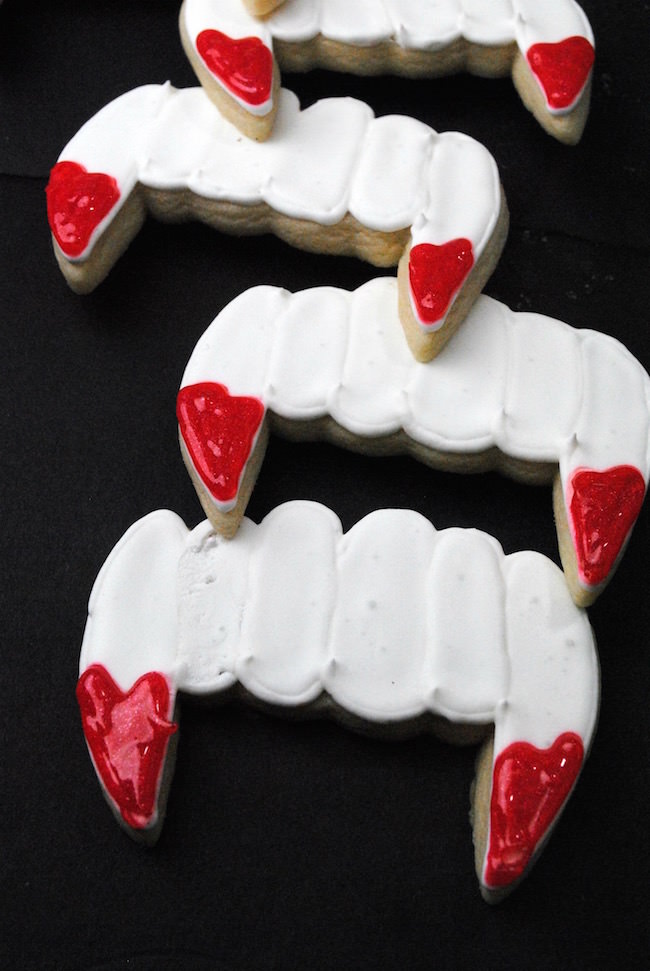 Halloween is closing in and will be here in a couple weeks. Here is a Vampire Teeth Cookie recipe that is great for parties or Trunk or Treats!
