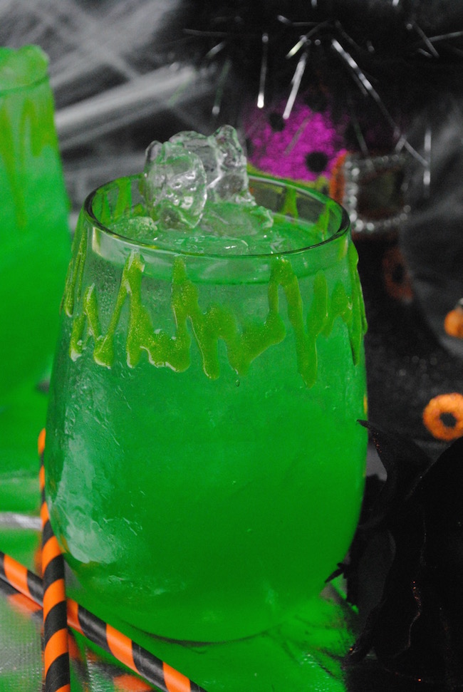 Witch potion cocktail with an alcoholic and non-alcoholic option.