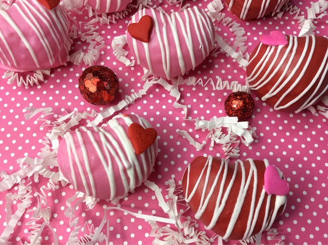 Hearts, chocolate, cake...it's all a sign that Valentine's Day is near. This Strawberry Heart Cakeballs recipe are so simple and everyone will love them. 