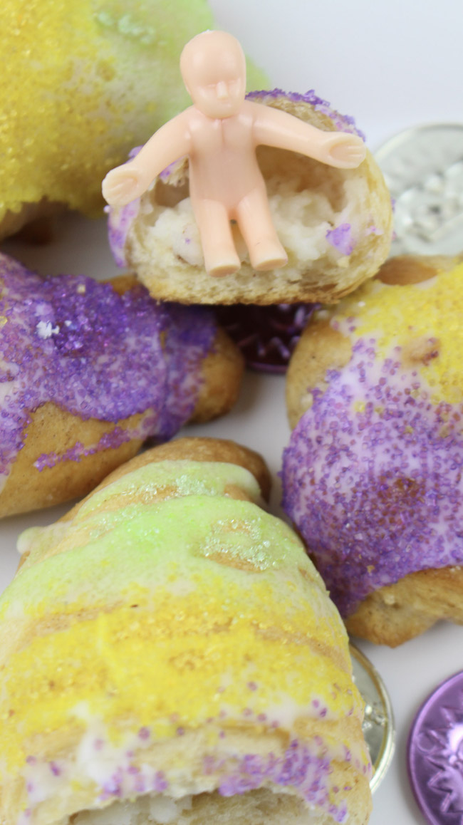 We have a Mardi Gras Crescent Roll recipe for you that is easy to make, everyone will love & compliments the Cajun Crawfish & Shrimp Mac & Cheese.