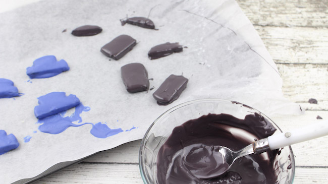 It's only fitting that we make something for President's Day with our President's Day Oreos Recipe which is also my mom's birthday!