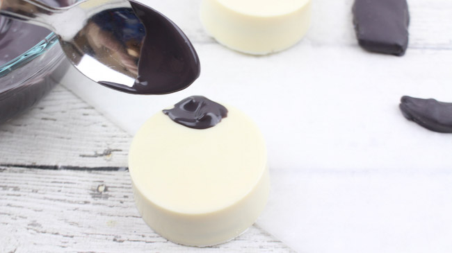 It's only fitting that we make something for President's Day with our President's Day Oreos Recipe which is also my mom's birthday!