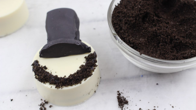 It's only fitting that we make something for President's Day with our President's Day Oreos Recipe which is also my mom's birthday!