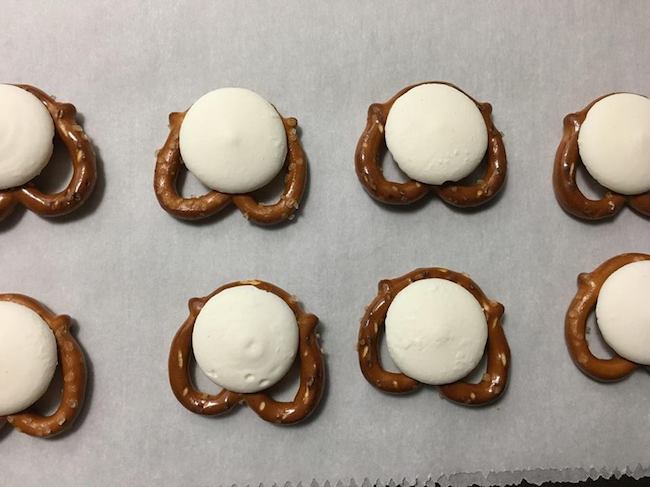 We have been sharing some pretty awesome Easter recipes and there are still more to come. Today we have Easter Bunny Butt Pretzels recipe.