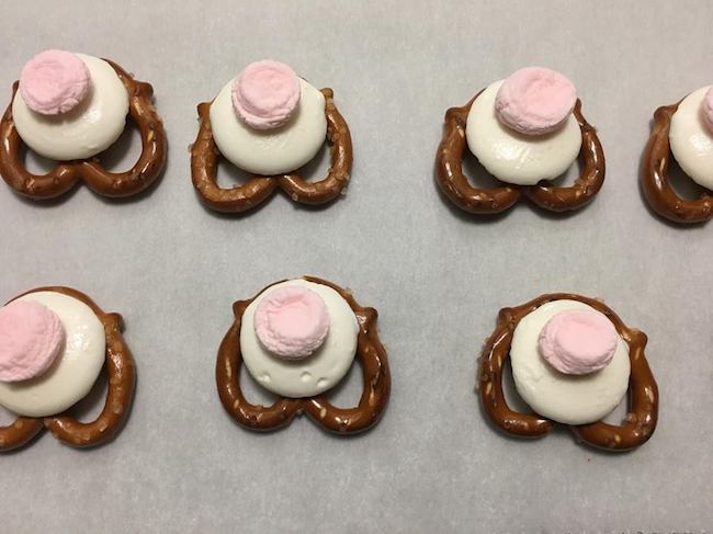 We have been sharing some pretty awesome Easter recipes and there are still more to come. Today we have Easter Bunny Butt Pretzels recipe.