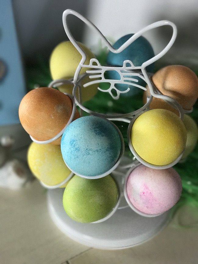 I wanted to share with you The Nifty Easter Egg Carousel! It is a really fun way to decorate and display your Easter Eggs.