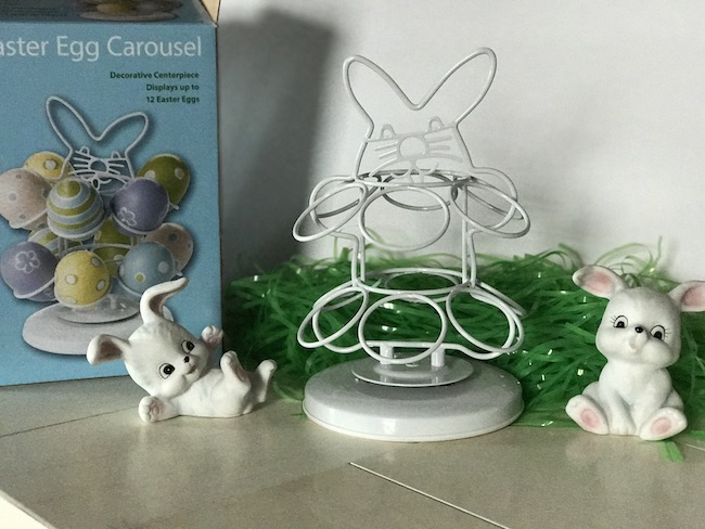 I wanted to share with you The Nifty Easter Egg Carousel! It is a really fun way to decorate and display your Easter Eggs.