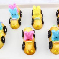 Are these not the cutest things you ever seen! I was looking for something other than cupcakes & cookies & decided on these Easter Peep Mobiles recipe.
