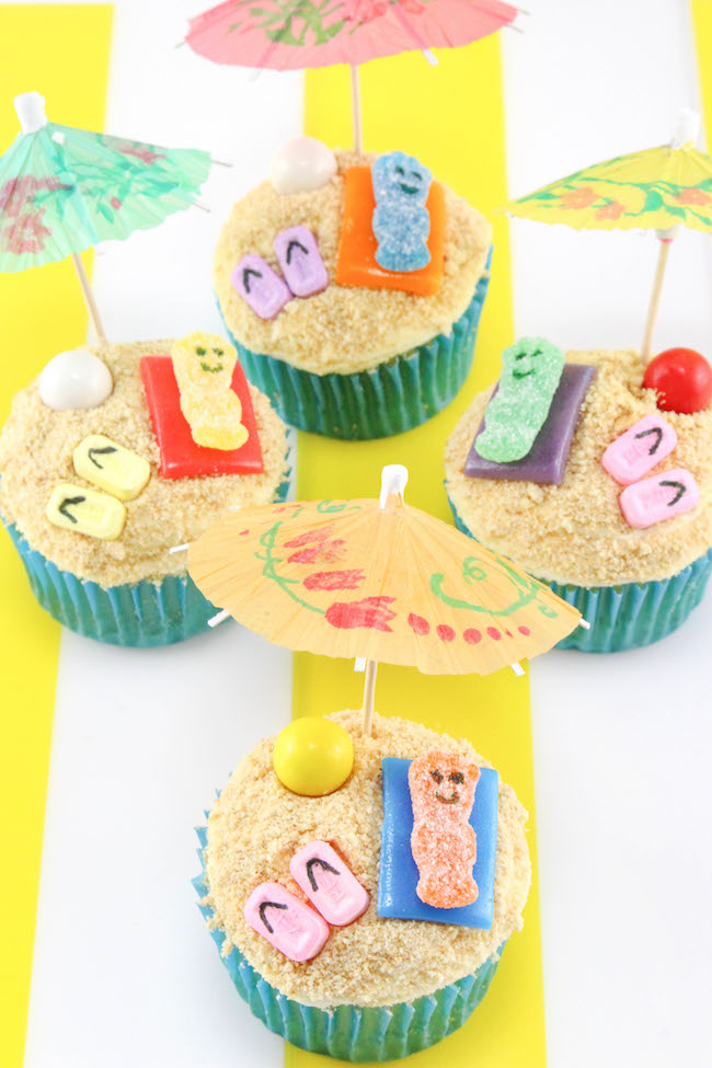 Yesterday was National Flip Flop Day and you can't go to the beach without your flip flops. So how about a Day at the Beach Cupcakes recipe! 