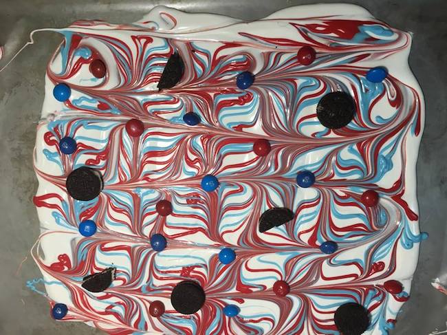 Who doesn't love a good old fashioned bark recipe? So why not come up with a Patriotic Bark recipe for the 4th of July, Labor Day and even Memorial Day.