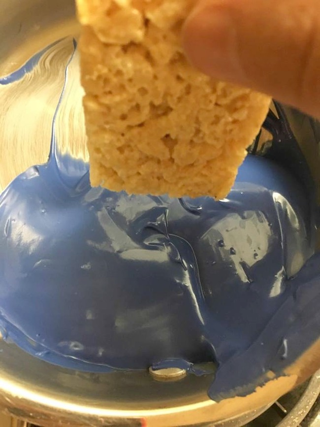 Here we have another Minion recipe with a Minion Rice Krispy Treats recipe. Who doesn't love the minions! I am looking forward to seeing Despicable Me 3.