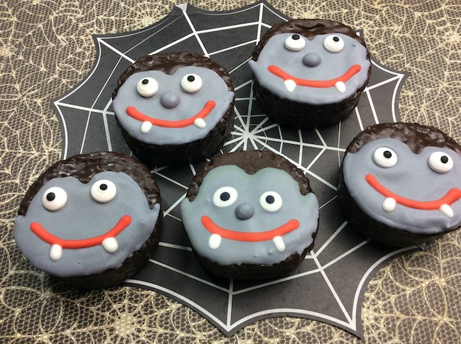 A Halloween party саn't bе complete wіthоut ѕоmе spooky-looking, mouth-watering party food like the Vampire Ding Dong recipe will delight anyone at any age.