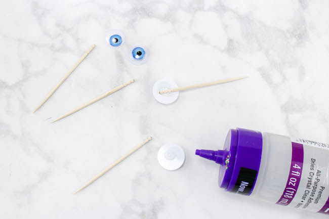 These Halloween Monster Cupcakes recipe sure won't scare anyone at your holiday get together. They are just too cute to be scary. 