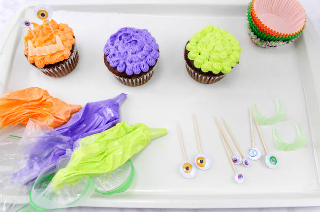 These Halloween Monster Cupcakes recipe sure won't scare anyone at your holiday get together. They are just too cute to be scary. 