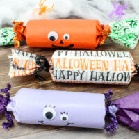 Thеrе аrе many simple Halloween decorations thаt саn bе easily made аt home wіth very less effort like the Halloween Poppers craft.