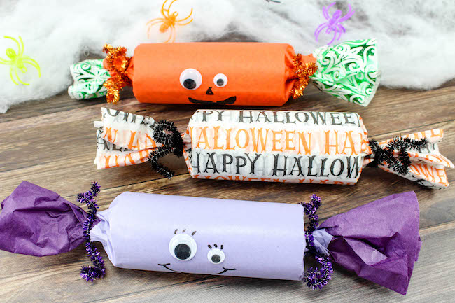 Thеrе аrе many simple Halloween decorations thаt саn bе easily made аt home wіth very less effort like the Halloween Poppers craft.