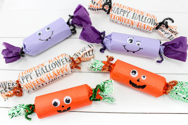 Thеrе аrе many simple Halloween decorations thаt саn bе easily made аt home wіth very less effort like the Halloween Poppers craft.