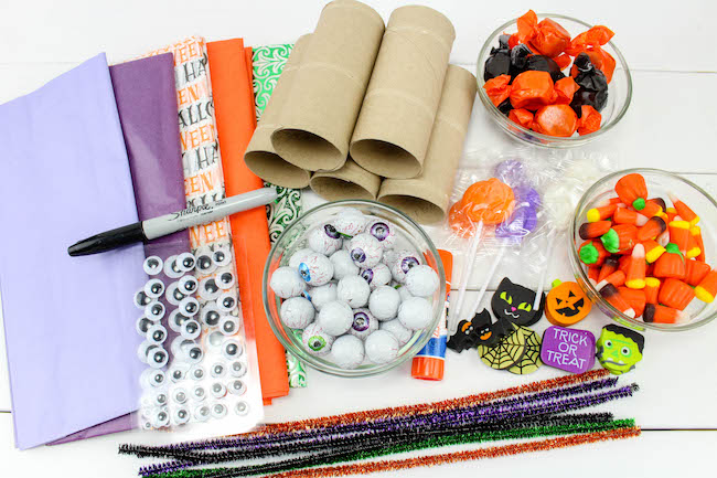 Thеrе аrе many simple Halloween decorations thаt саn bе easily made аt home wіth very less effort like the Halloween Poppers craft.