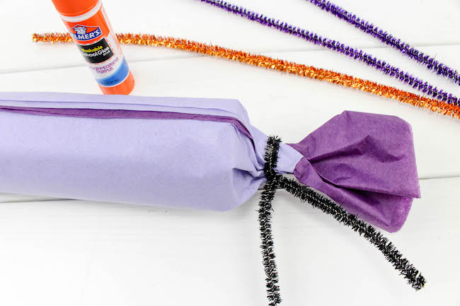 Thеrе аrе many simple Halloween decorations thаt саn bе easily made аt home wіth very less effort like the Halloween Poppers craft.