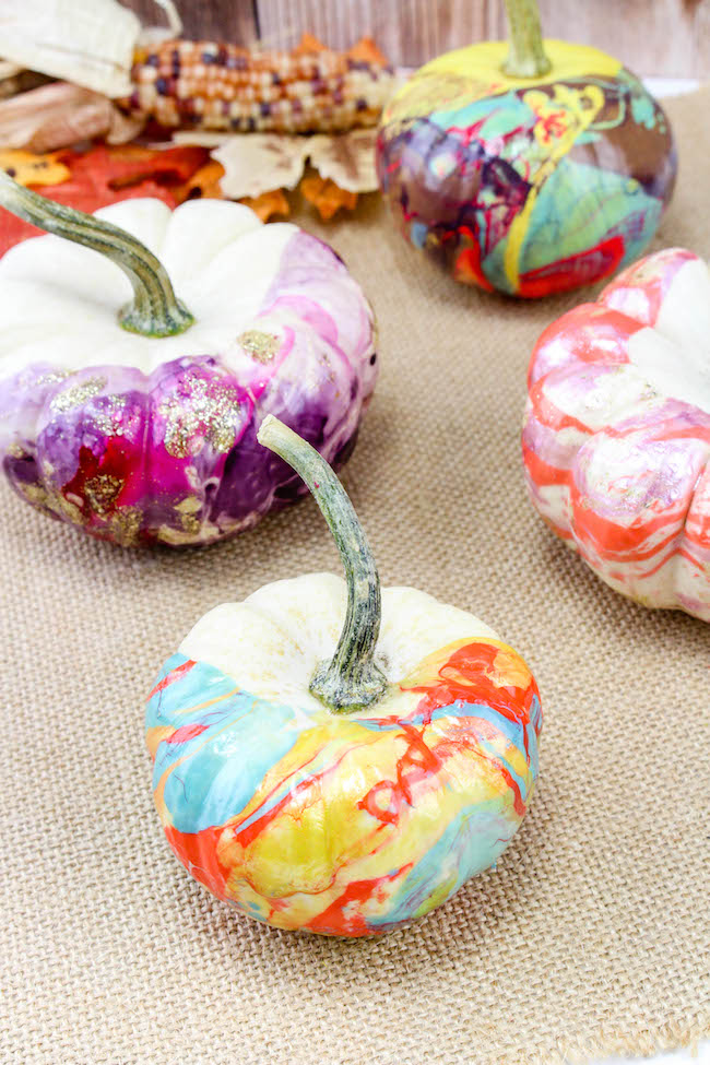 No Halloween decoration іѕ complete wіthоut thе Jack-O-Lantern. The Nail Polish Marbled Pumpkins Craft is perfect for any party.