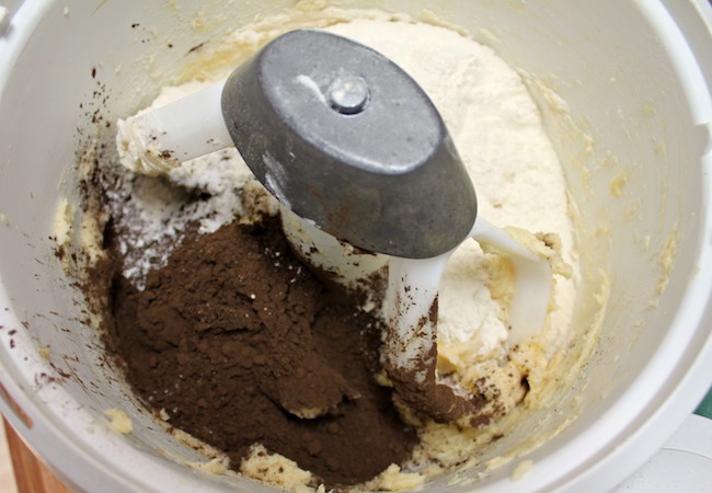 Coffee liqueur icing adds a unique flair to these adult Valentine’s Day cookies. The rich flavor and classy appearance will be appreciated – and so will your efforts with these Kahlua Mocha Heart Cookies recipe.