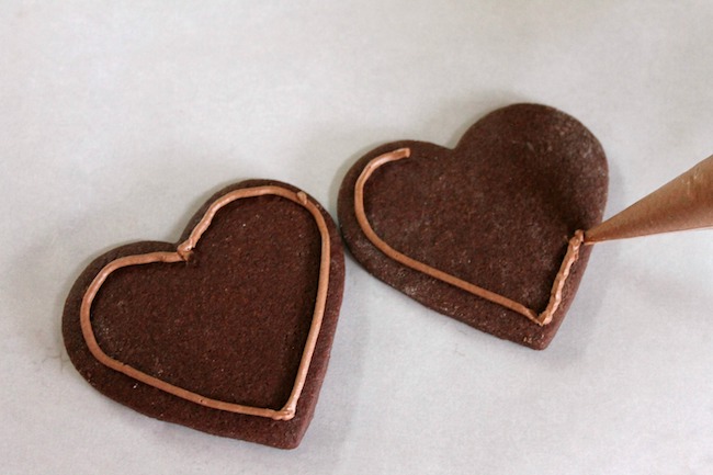 Coffee liqueur icing adds a unique flair to these adult Valentine’s Day cookies. The rich flavor and classy appearance will be appreciated – and so will your efforts with these Kahlua Mocha Heart Cookies recipe.
