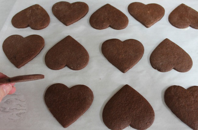 Coffee liqueur icing adds a unique flair to these adult Valentine’s Day cookies. The rich flavor and classy appearance will be appreciated – and so will your efforts with these Kahlua Mocha Heart Cookies recipe.