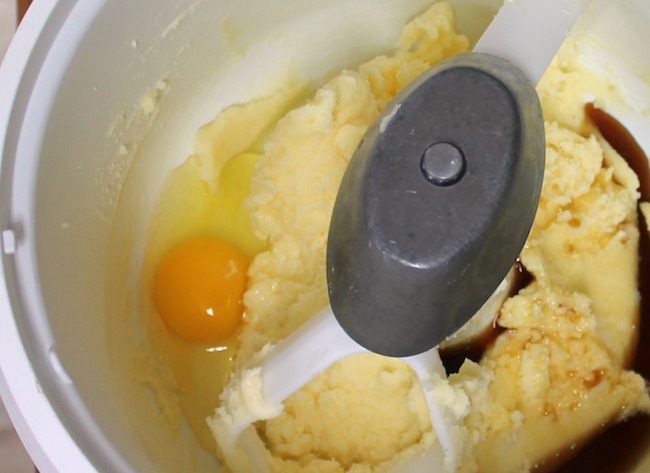 Coffee liqueur icing adds a unique flair to these adult Valentine’s Day cookies. The rich flavor and classy appearance will be appreciated – and so will your efforts with these Kahlua Mocha Heart Cookies recipe.