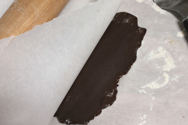 Coffee liqueur icing adds a unique flair to these adult Valentine’s Day cookies. The rich flavor and classy appearance will be appreciated – and so will your efforts with these Kahlua Mocha Heart Cookies recipe.