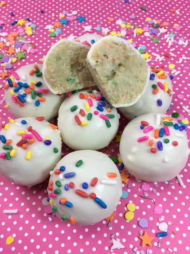 Funfetti has to be the best cake flavor ever when it comes to fun flavors. You can’t help but smile at the sight of the colorful sprinkles. It’s an instant throwback to your childhood with the Funfetti Cake Pops recipe.
