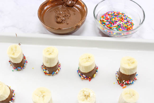 I love bite size holiday foods. The Banana Split Bites Recipe is perfect for a last minute treat for the 4th of July or any holiday for that matter.