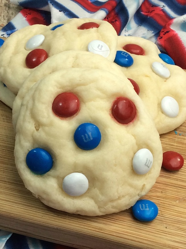 American Independence Day is always an excuse to get together for some great food, like the Fluffy Patriotic Sugar Cookies Recipe and fireworks. 
